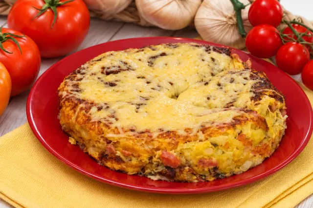 Bulvių omletas su kumpiu ir sūriu